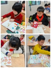 小孩们在桌子边&#xA;&#xA;中度可信度描述已自动生成