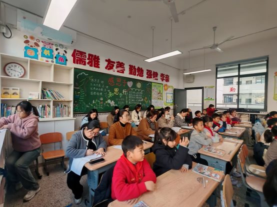 一群人在餐厅里

AI 生成的内容可能不正确。